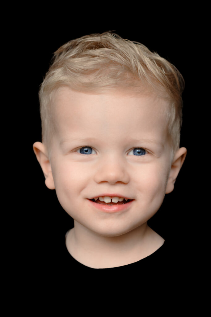 Peuter portret spontaan lachend fotoshoot kind Apeldoorn