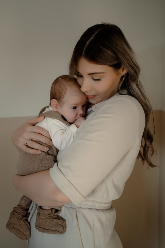 Baby ligt tegen mama's borst aan te knuffelen