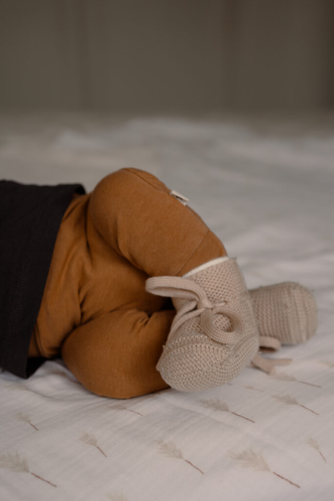 de schattige babyvoetjes tijdens een newbornshoot thuis
