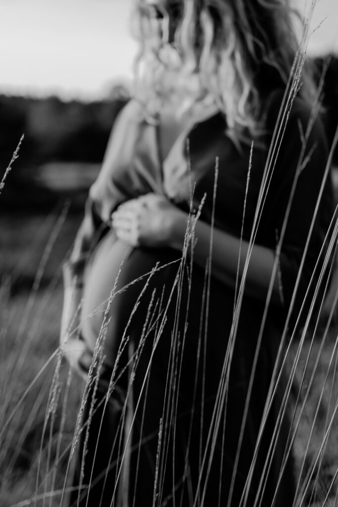 Close up van de zwangere buik tijdens zwangerschapsshoot in Apeldoorn gefotografeerd door Joenne Bokhorst Fotografie
