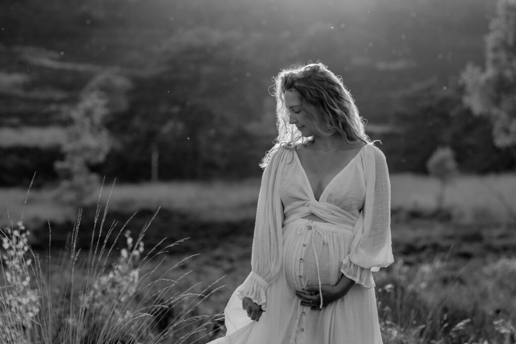 Zwangere vrouw tijdens een fotoshoot met zonsondergang in Apeldoorn gefotografeerd door Joenne Bokhorst Fotografie