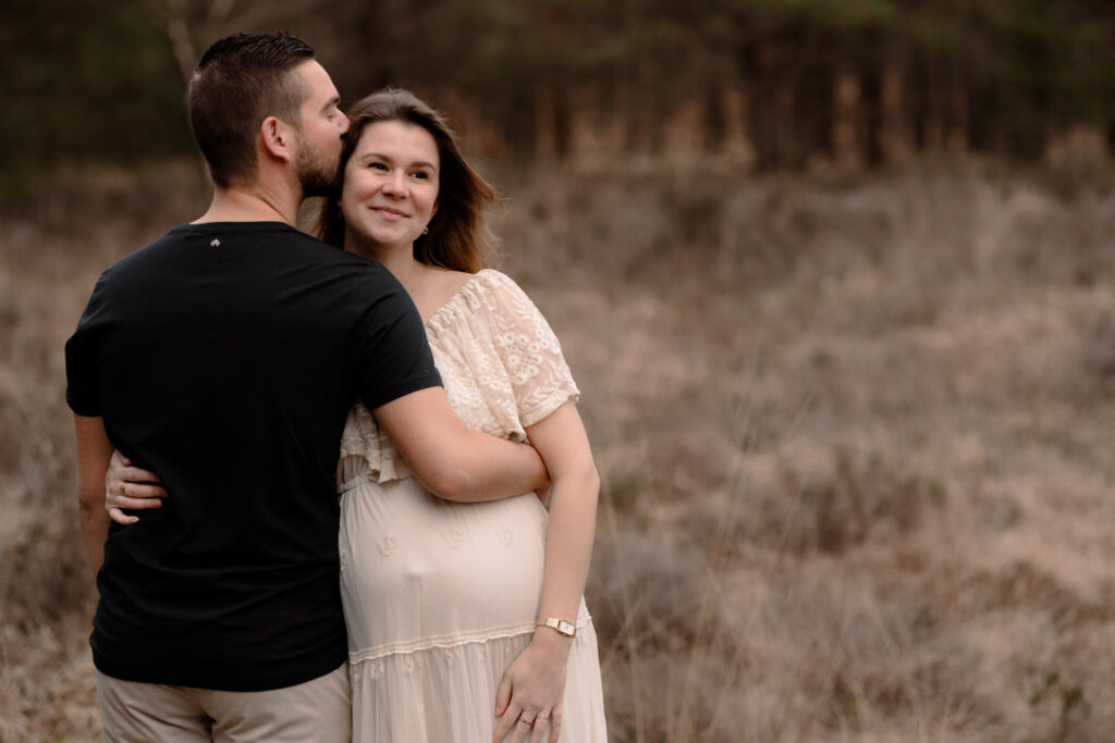 Zwangerschapsshoot met vrouw en haar partner gefotografeerd door Joenne Bokhorst Fotografie