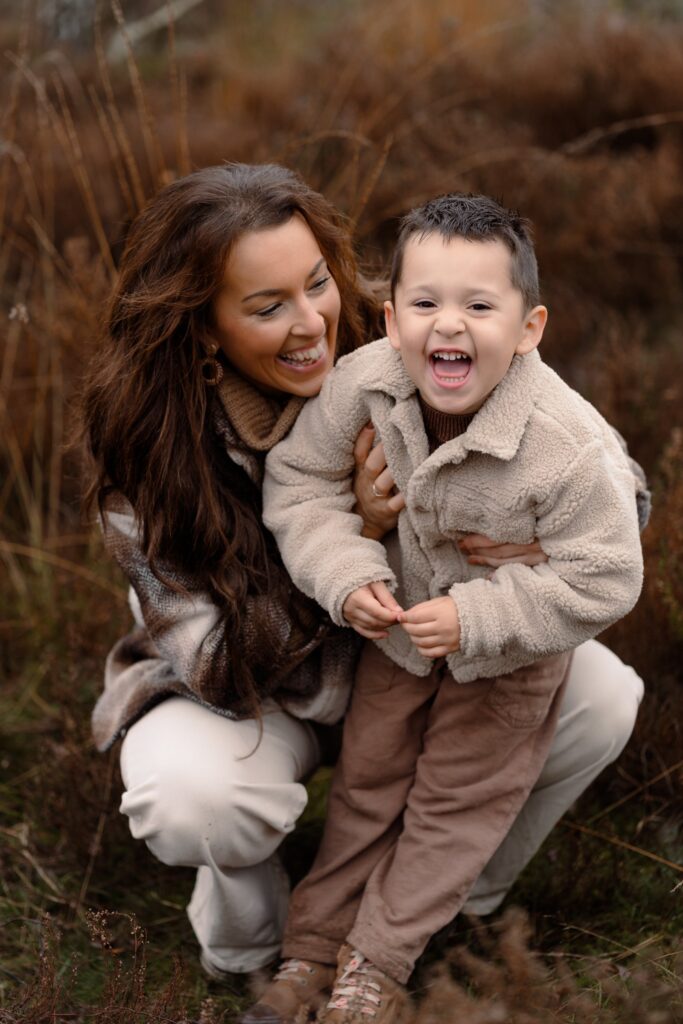 Moeder en zoon tijdens een gezinsshoot in de winter met Joenne Bokhorst Fotografie