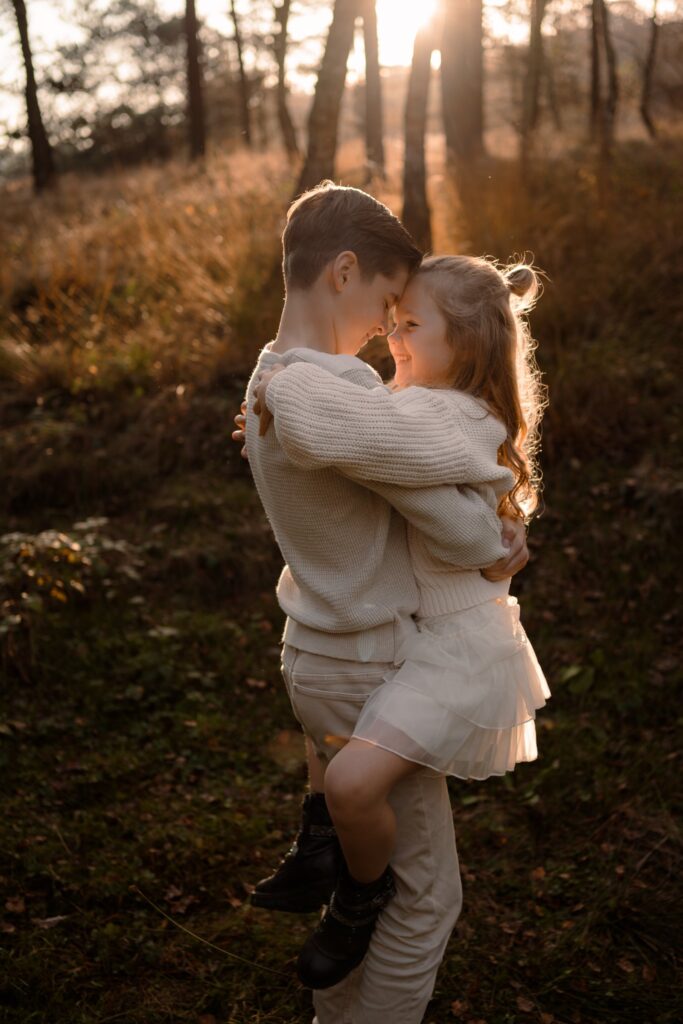 Broer en zus tijdens een fotoshoot in de natuur van Apeldoorn door Joenne Bokhorst fotografie