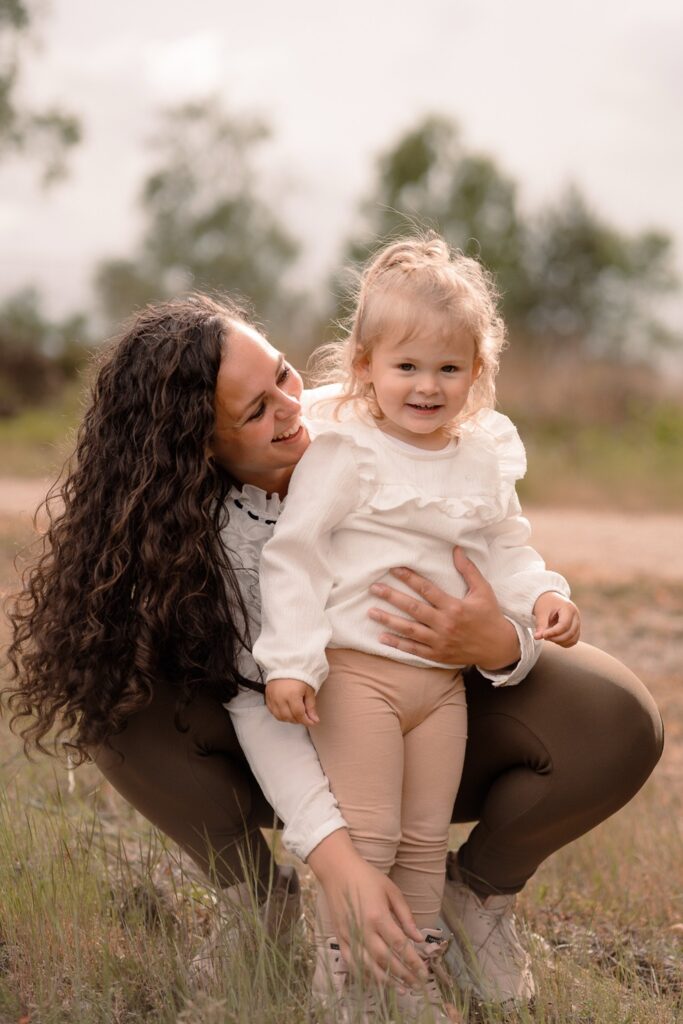 Moeder en dochter tijdens een gezinsshoot in de natuur door Joenne Bokhorst Fotografie