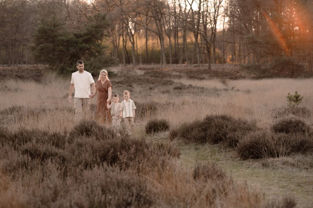 Gezinsshoot in Apeldoorn middenin de natuur door Joenne Bokhorst fotografie