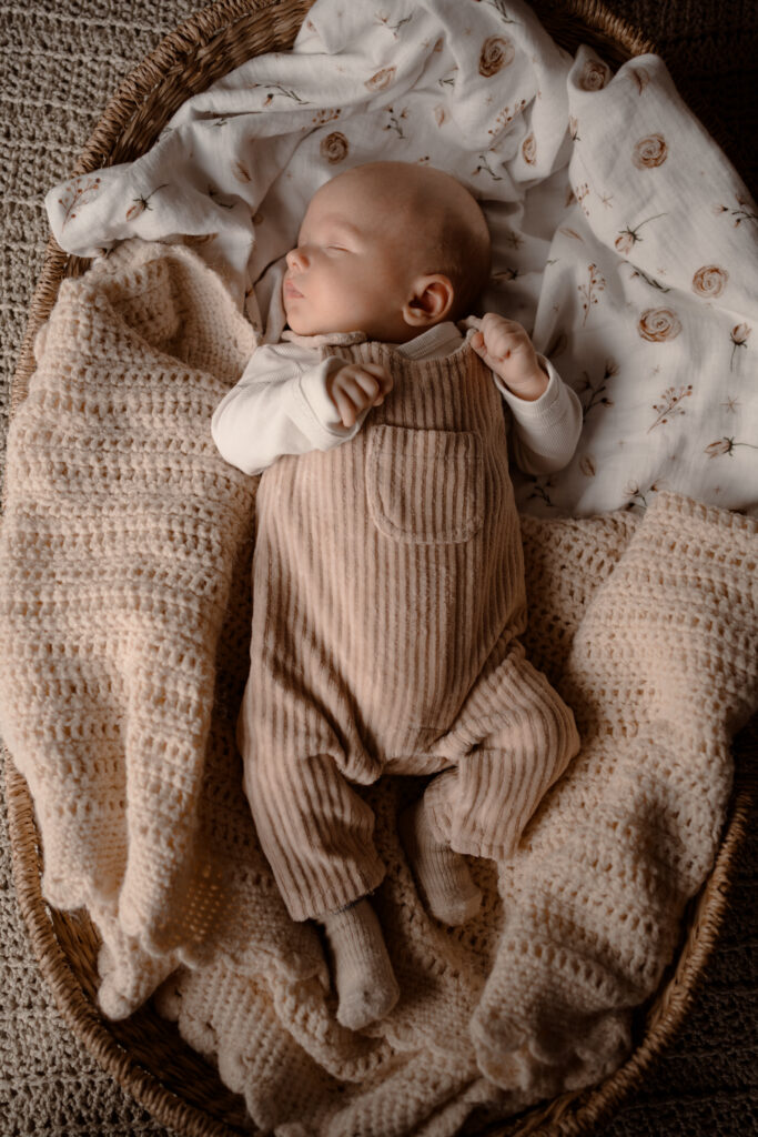 Baby ligt in een mandje te slapen tijdens een newbornshoot Apeldoorn door Joenne Bokhorst Fotografie