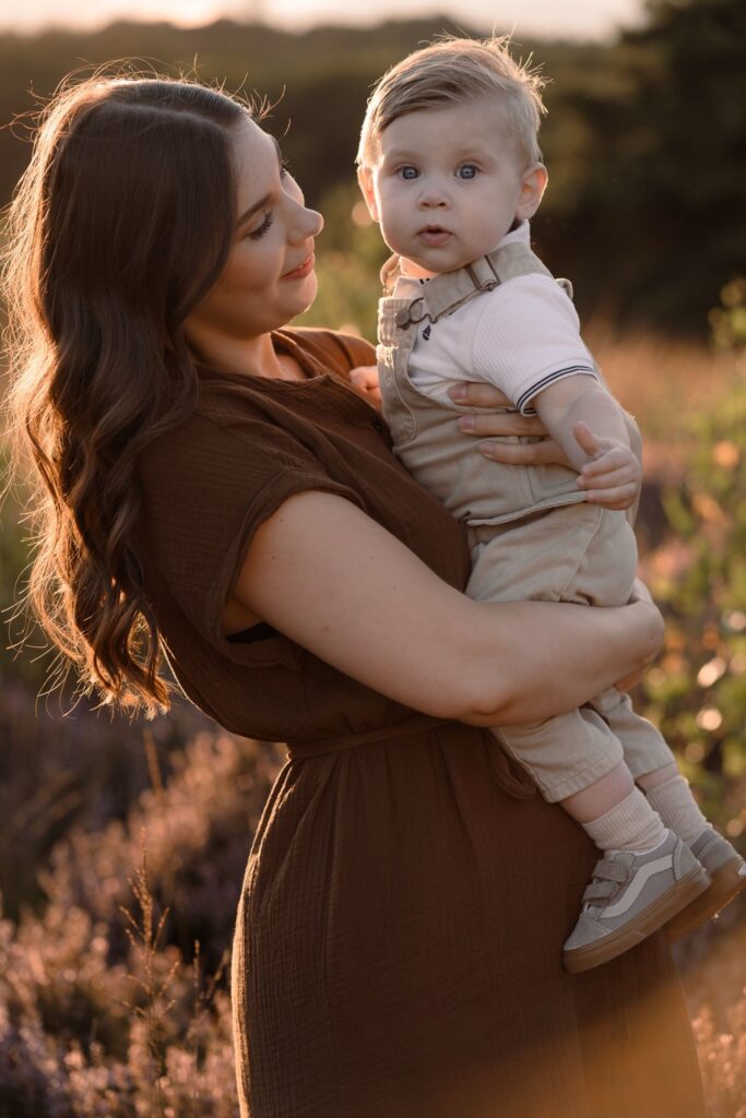 Hoe werkt een gezinsshoot? Moeder en zoon tijdens een gezinsshoot