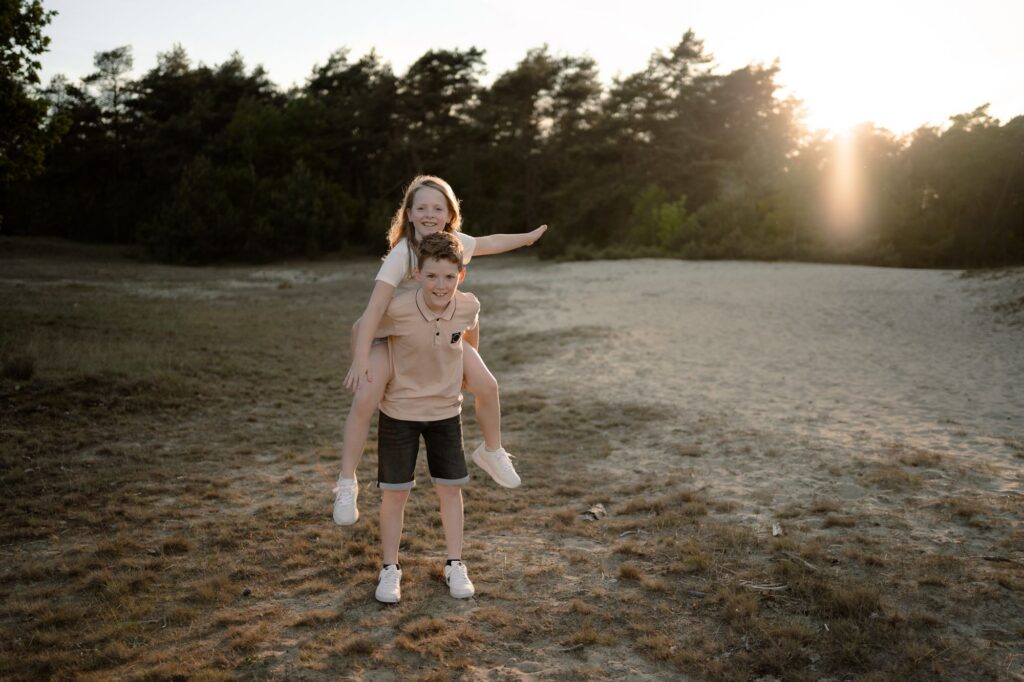 Broer en zus op Kootwijkerzand: een perfecte locatie voor een gezinsshoot. Door Joenne Bokhorst Fotografie