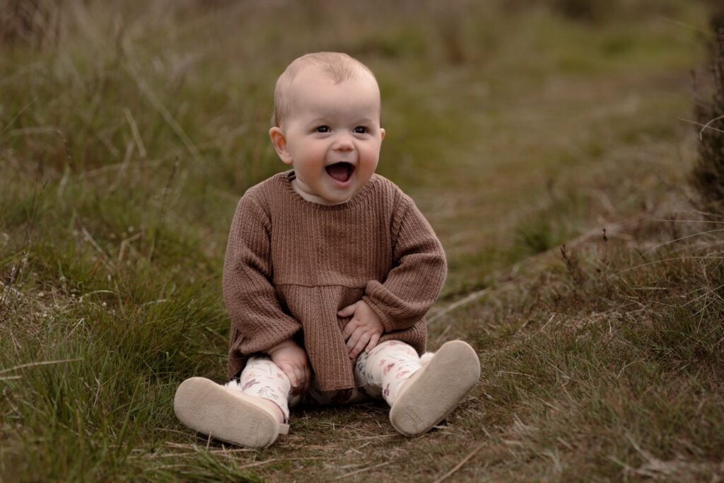 Baby meisje in het groen op een mooie locatie voor een gezinsshoot op de Veluwe