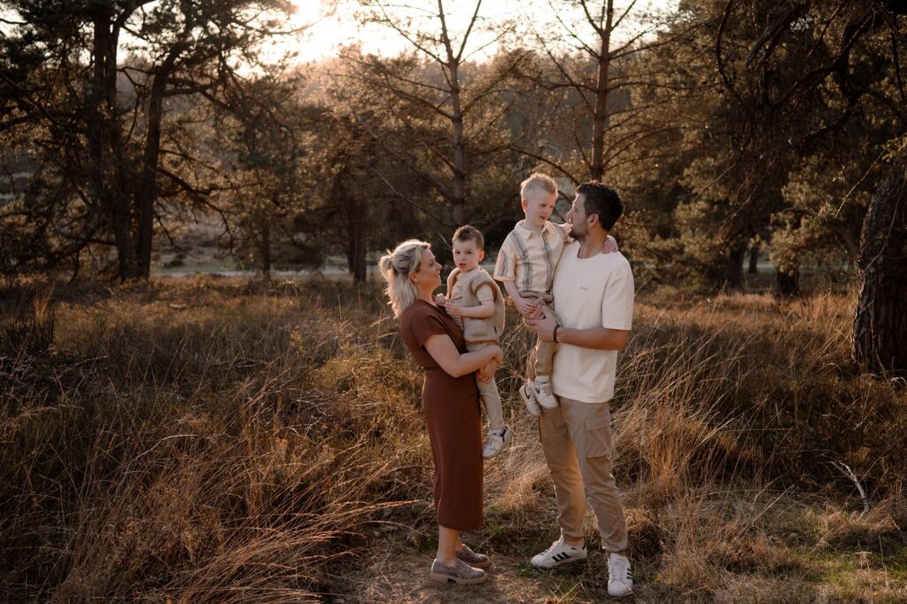 Gezin in het bos op de Veluwe tijdens een gezinsshoot door Joenne Bokhorst Fotografie