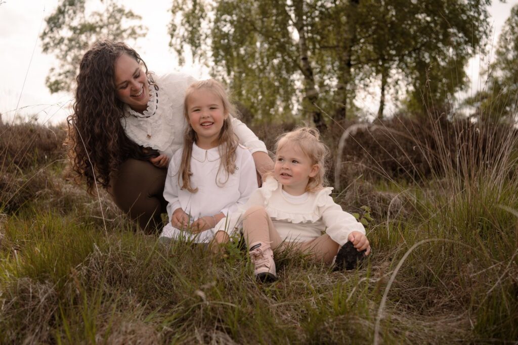 Moeder met haar dochters op mijn favoriete locatie gezinsshoot: 't Leesten gemaakt door Joenne Bokhorst Fotografie